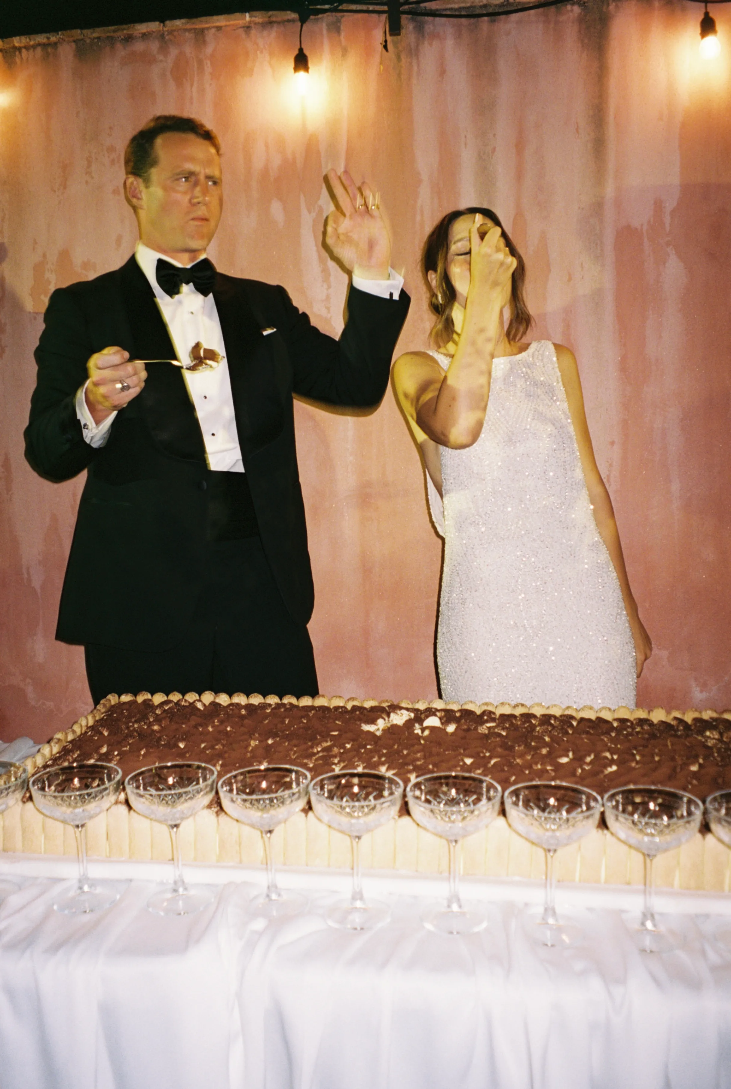 The couple cutting the cake in the evening